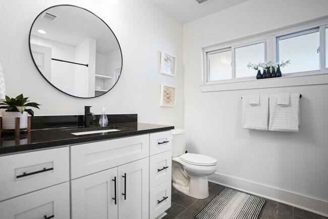 Building Photo - 2234 Edgemore Dr SE