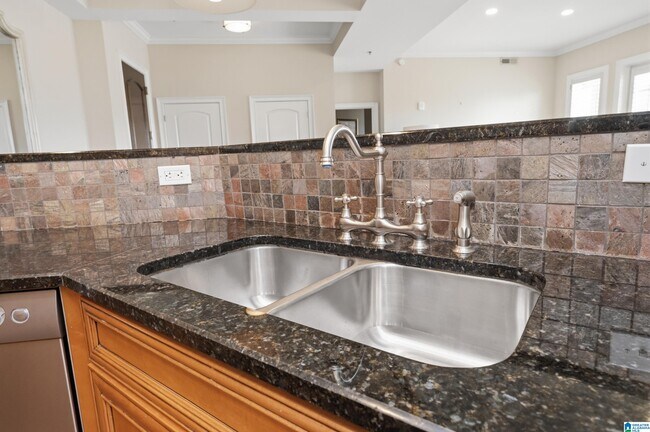 Building Photo - 2600 Highland Ave