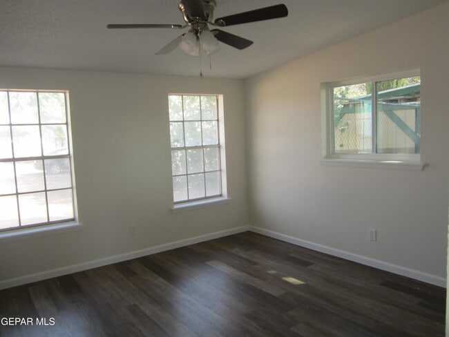 Building Photo - 305 Corvena Way