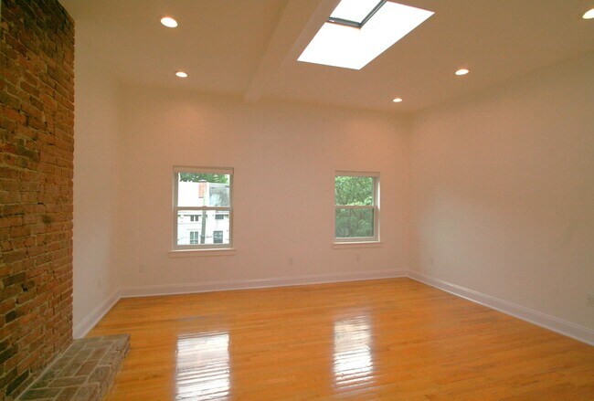 Building Photo - 142 Sussex St