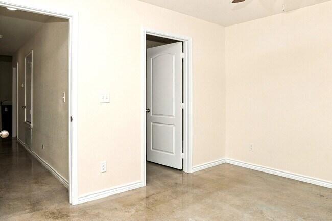 Building Photo - "Spacious 3-Bedroom Duplex with Granite Elegance in Prime Killeen Location!"