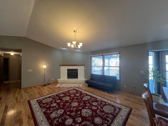 Building Photo - Open Floor Plan, Vaulted Ceilings, Fenced ...