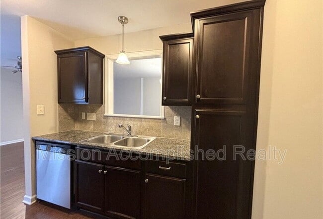 Building Photo - 2644 Middle Br Bnd