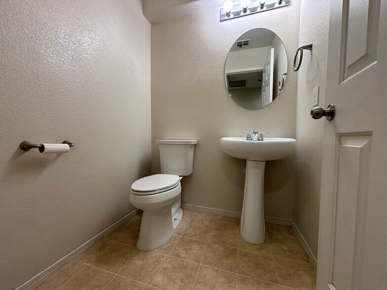 Building Photo - 989 Grand Cerritos Ave