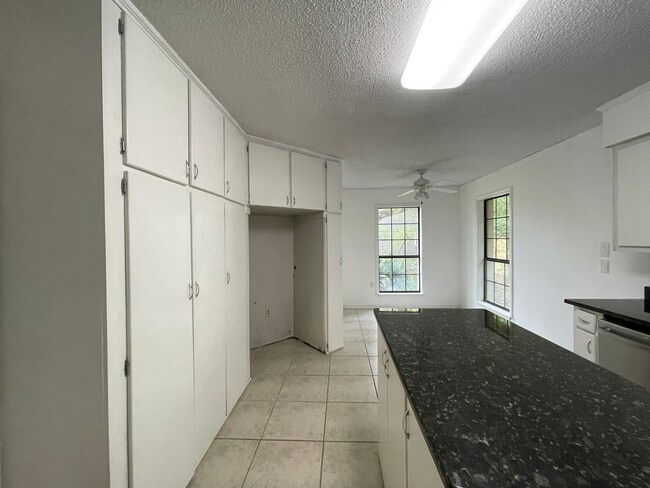 Building Photo - Spacious Home in Country Club Estates