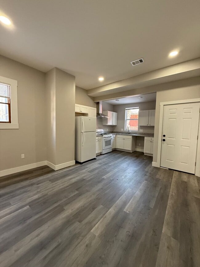 Building Photo - Newly Renovated 2 bedroom in Lincoln- Larimer