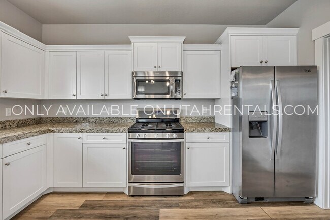 Building Photo - 874 S Aspen Wy