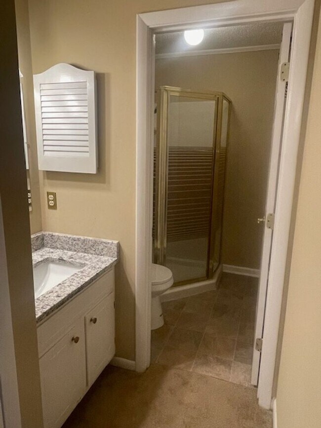 Building Photo - Perfectly located condo in Winston-Salem