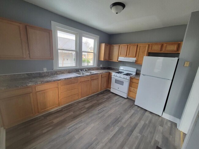 Building Photo - 1115 Maple Ave