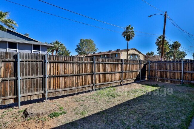 Building Photo - 1702 W Vogel Ave