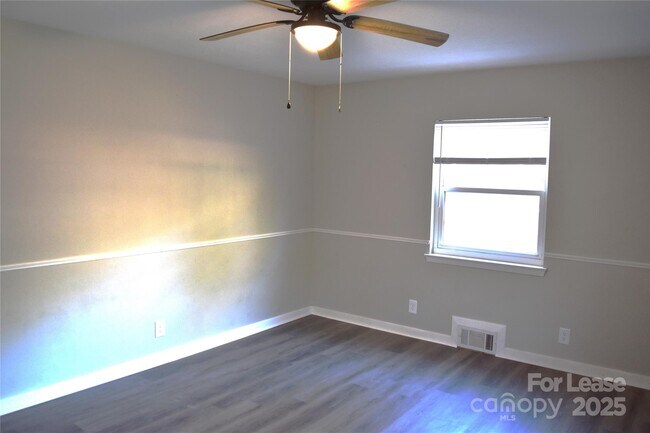 Building Photo - 320 W Stewart Ave