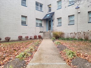 Building Photo - Lovely 2 BR/1 BA Condo in Congress Heights!