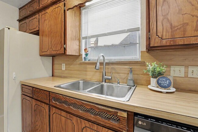 Building Photo - 207 E Juniper Ln