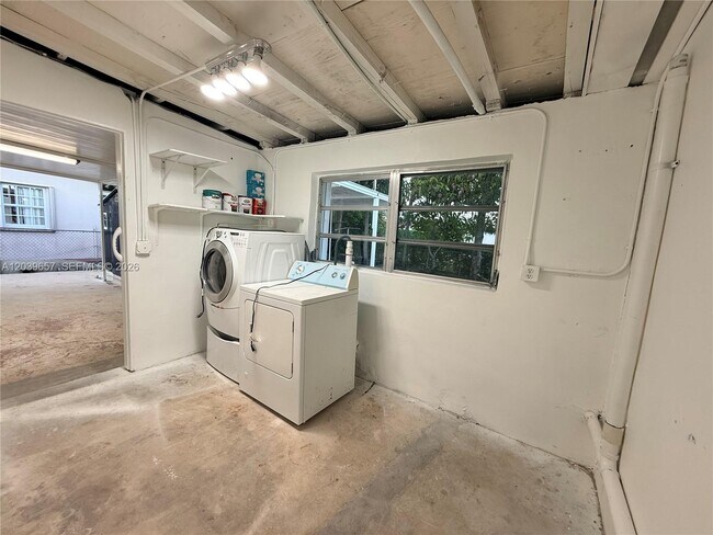 Building Photo - 561 W 39th St