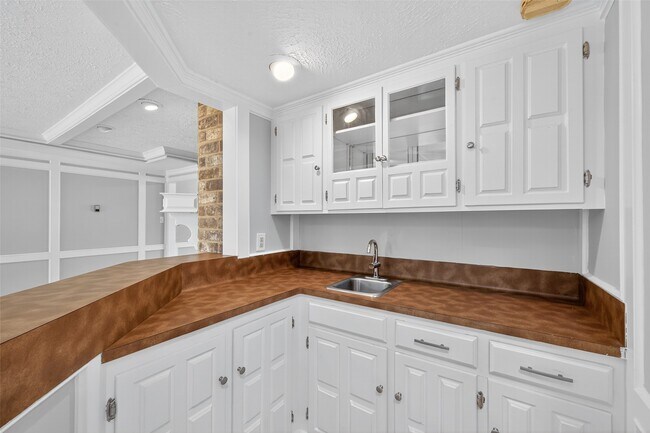 Building Photo - 663 Ravensworth Dr