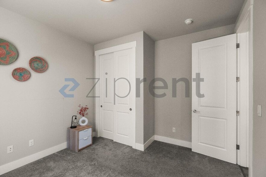 Building Photo - Unit A