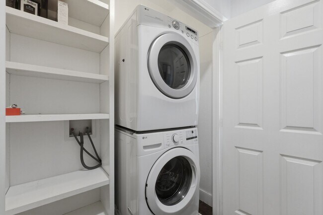 Building Photo - Remodeled 3 Bed Townhome