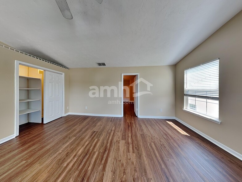 Building Photo - 717 Breakers Ln