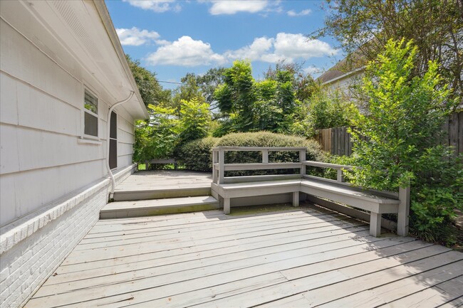 Building Photo - 4025 Essex Ln