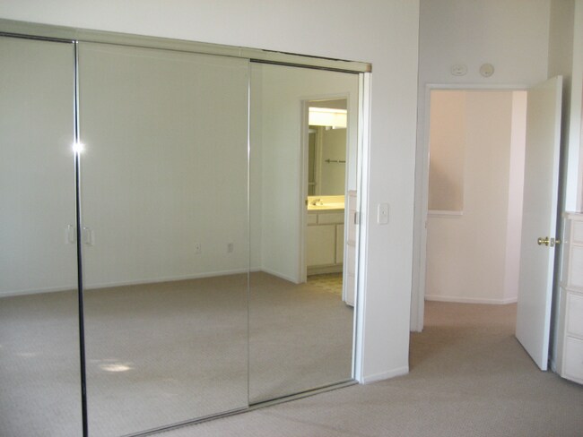 Building Photo - 4874 Thille St