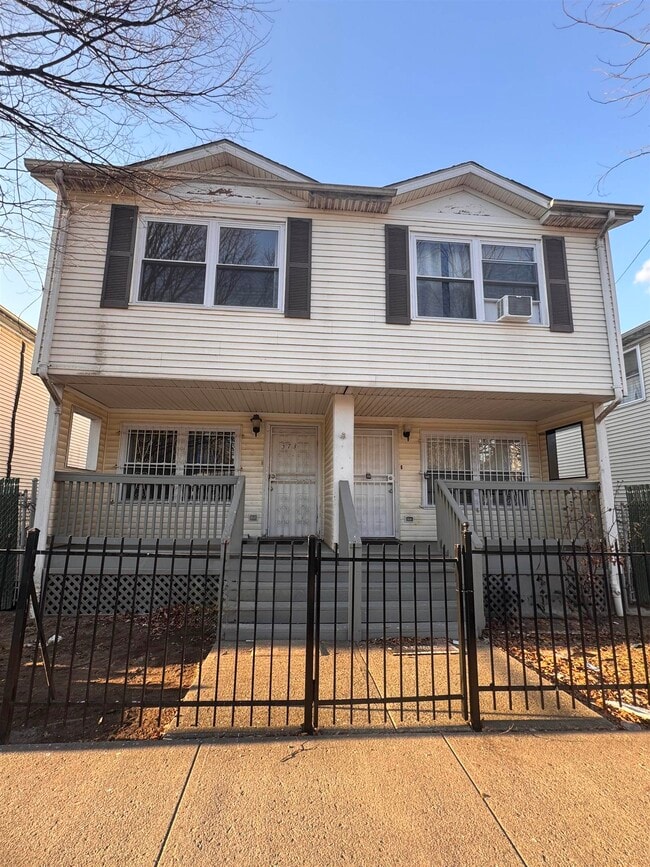 Building Photo - 375 WHITON St