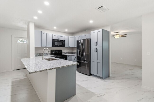 Building Photo - PENDING APPLICATION-Newly Renovated 3-Bedroom Home in Emerald Lake Colony – Move-In Special!