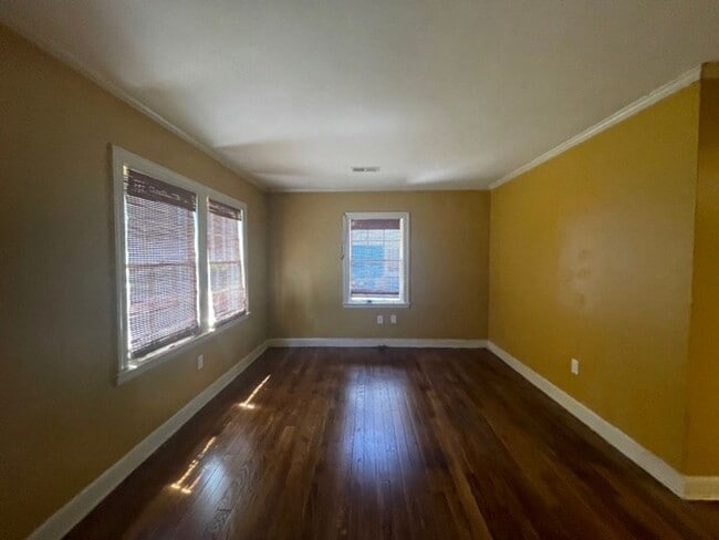 Building Photo - 1 bedroom duplex with washer and dryer