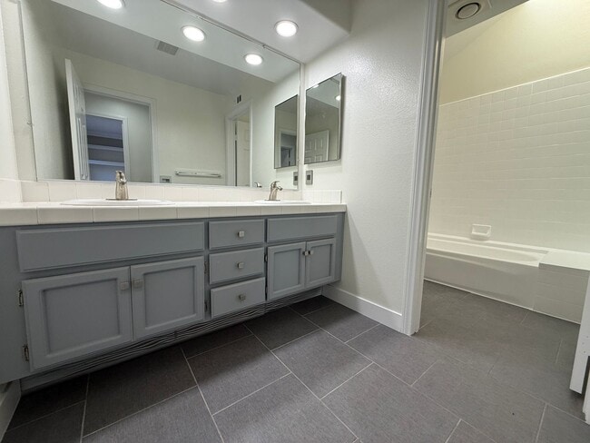 Building Photo - 3-Bedroom Home with Dual Fireplaces, Dual Balconies, and Community Pool in Valencia!