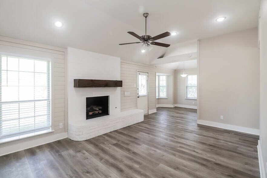 Building Photo - 601 E 6th St