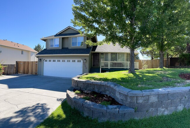 Building Photo - 1086 NE Locksley Dr