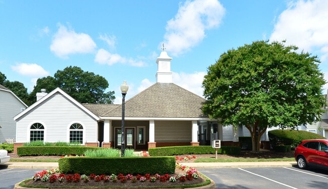 Building Photo - Community Clubhouse, exercise room & pool!