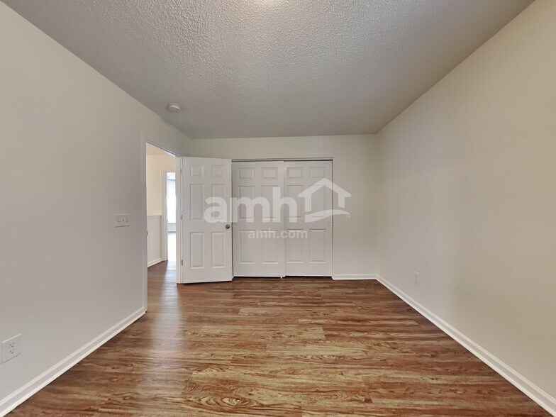 Building Photo - 170 Southport Dr