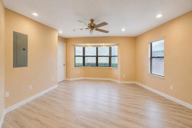 Building Photo - 1316 Date Palm Dr