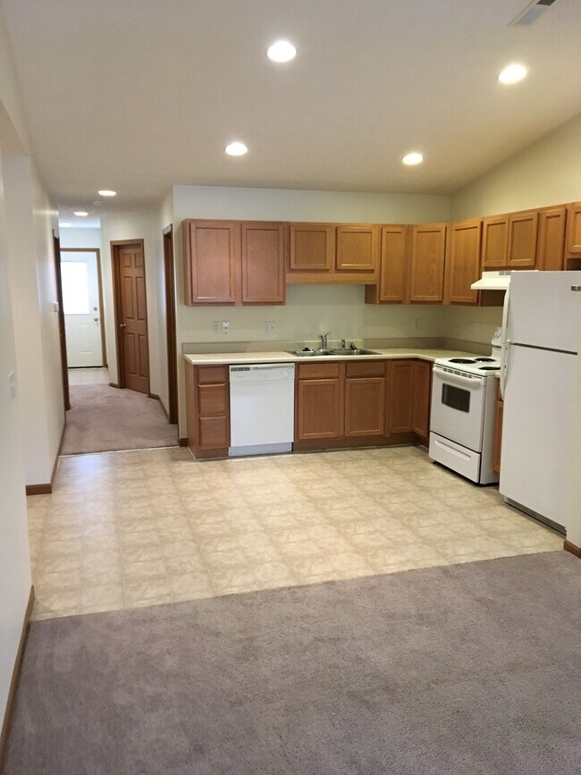 Building Photo - 2207 Shamrock Ln