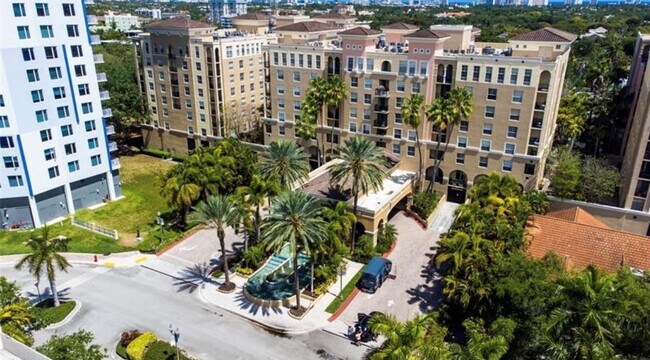 Building Photo - 520 SE 5 Ave