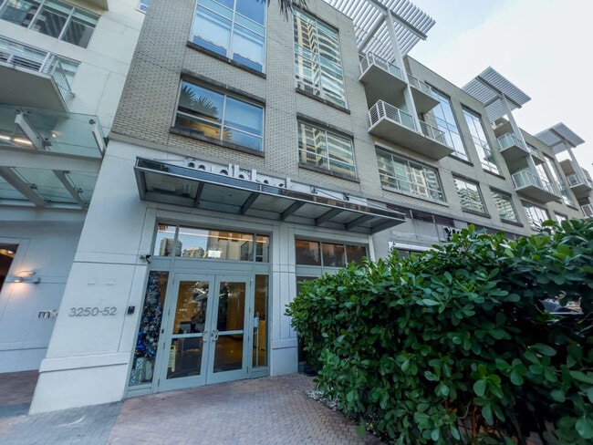 Building Photo - 3256 NE 1st Ave