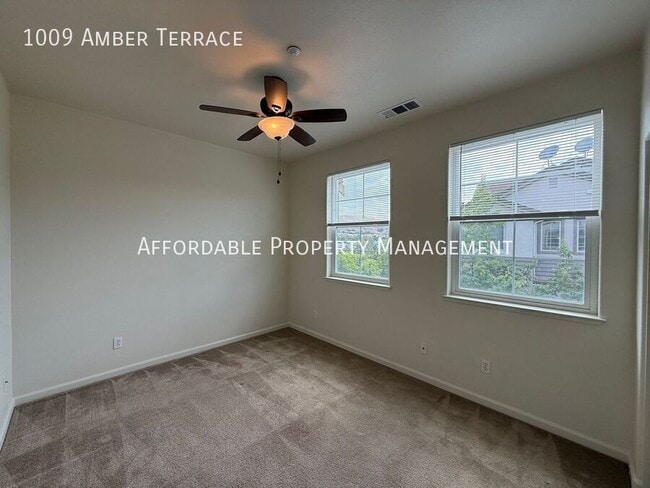 Building Photo - 1009 Amber Terrace