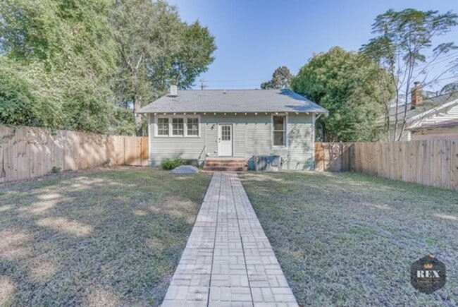 Building Photo - Central Location, Hardwood Floors, Recently Updated