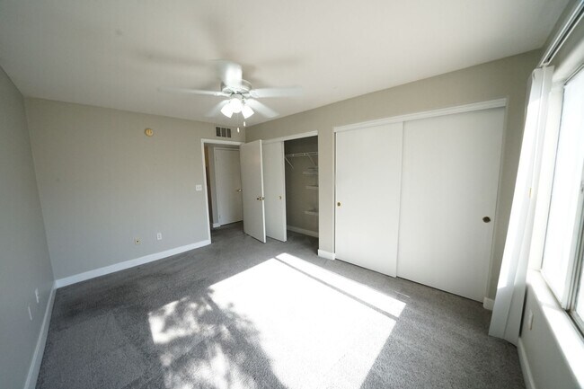 Building Photo - 5710 E Tropicana Ave