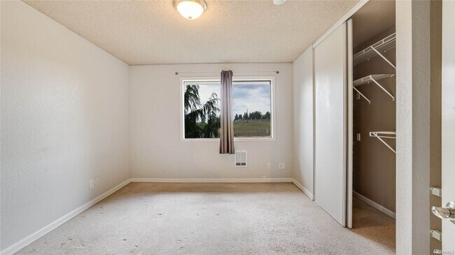 Building Photo - Light filled top floor condo.