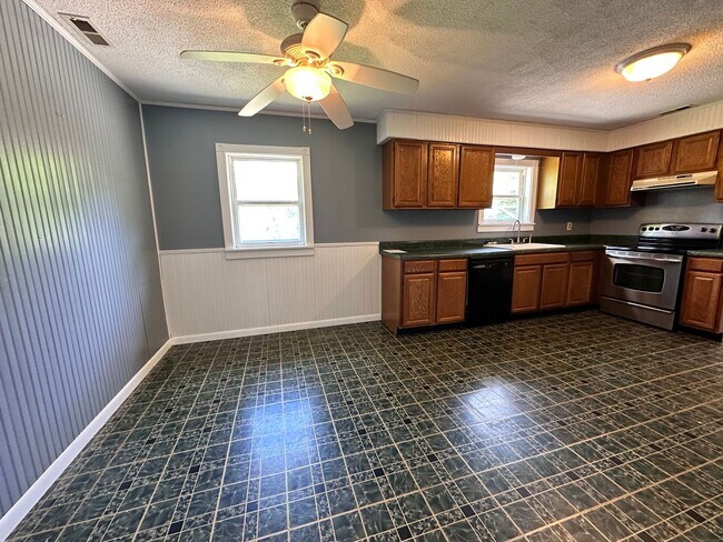 Building Photo - Exclusively Offered By Muse Realty Rentals...