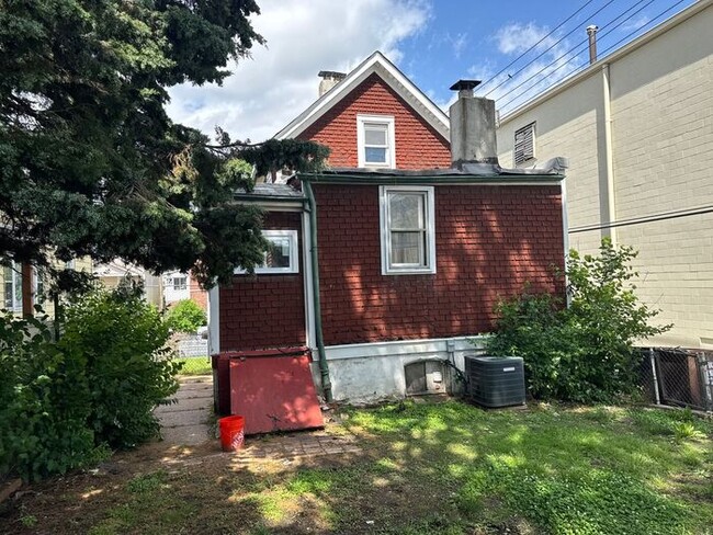 Building Photo - Beautifully renovated with mother in law s...