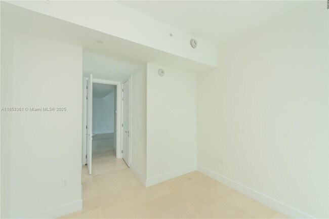 Building Photo - 700 NE 26th Terrace