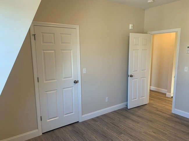 Building Photo - 129 Kenoza Ave