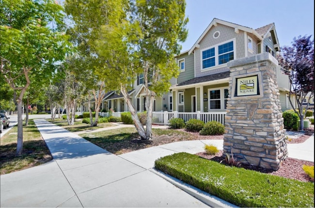 Building Photo - Newer 3bedrooms townhouse with 2 Cars Garage and AC in Fremont Niles area for rent