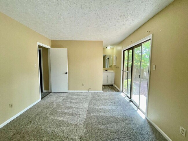 Building Photo - Charming 3-Bed Townhome In Three Colonies