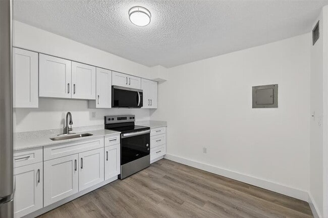 Building Photo - 2465 SW 18th Ave