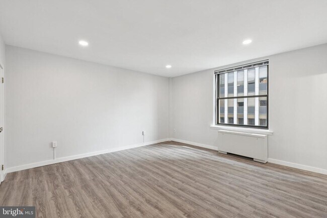 Building Photo - 135 S 19th St
