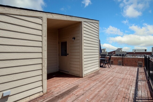 Building Photo - 200 River Pl Dr