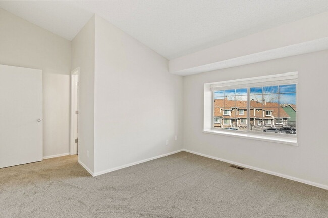 Building Photo - 872 London Green Way